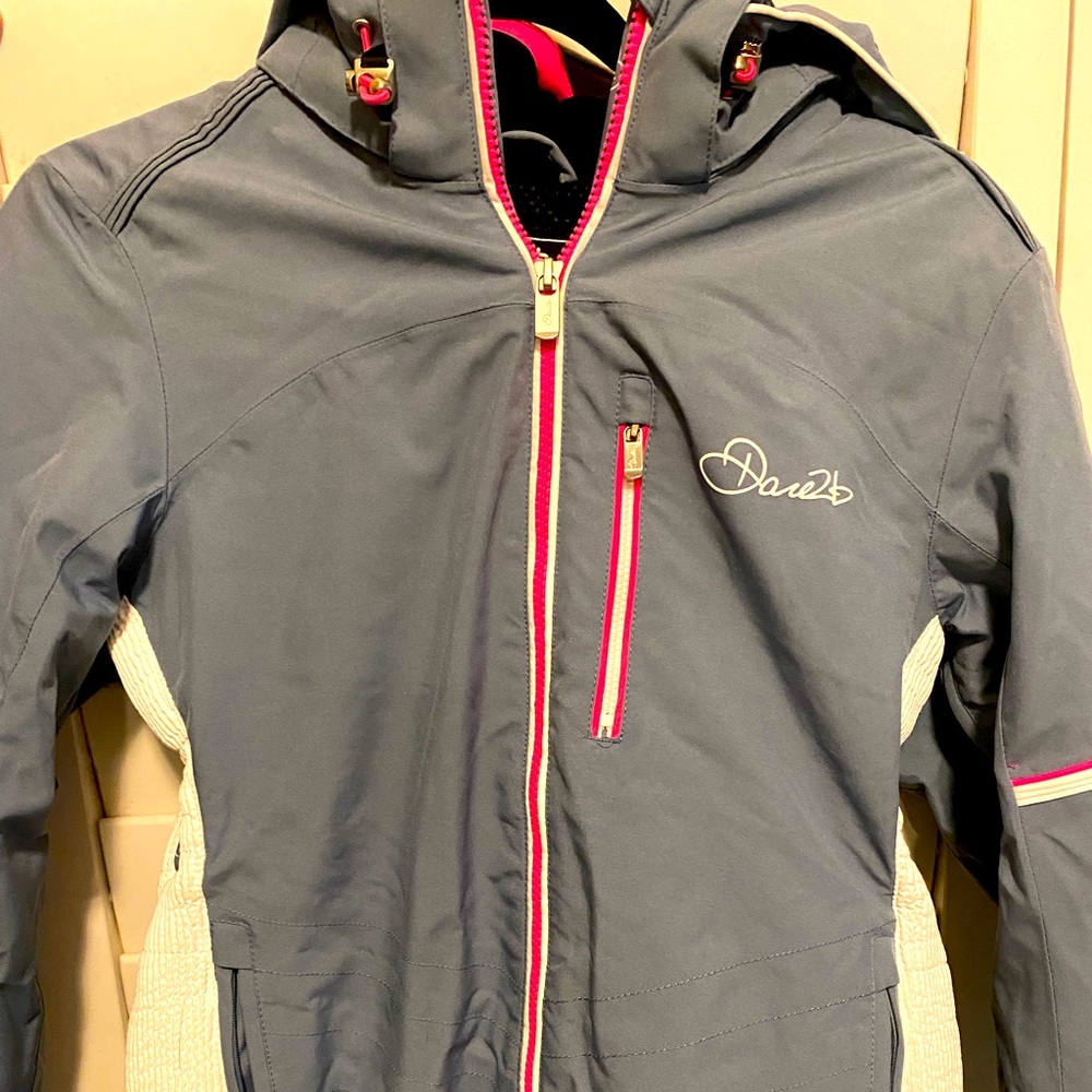 Dare 2b snowboard / ski jacket perfect with any color pants. Size small.,